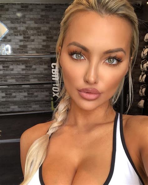 Image of Lindsey Pelas