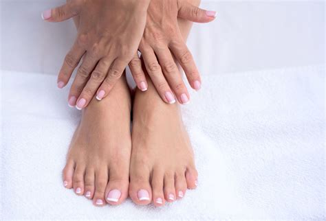 Como elaborar um pacote mensal de manicure e pedicure?