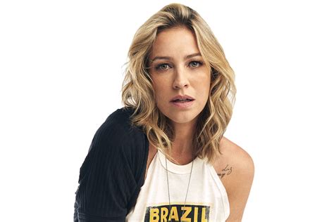 Luana Piovani radicaliza no visual e faz tatuagens nas mãos e até