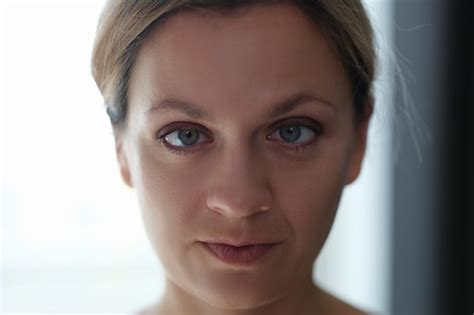 Retrato de joven bella mujer con ojos entrecerrados | Foto Premium