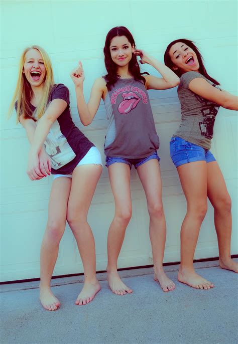 i could see shelby katie and i doing this lol Friend Pictures Poses