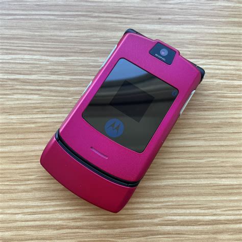 Мобильный телефон Motorola RAZR V3i, розовый - купить по выгодной цене ...