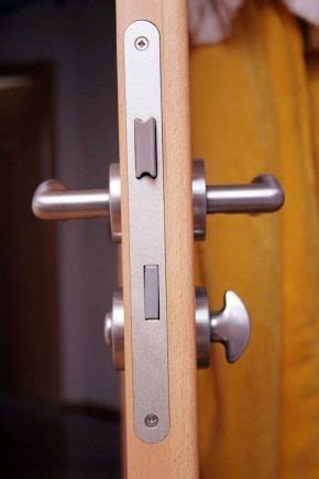 Как врезать замок в деревянную дверь? Установка дверного замка своими ...