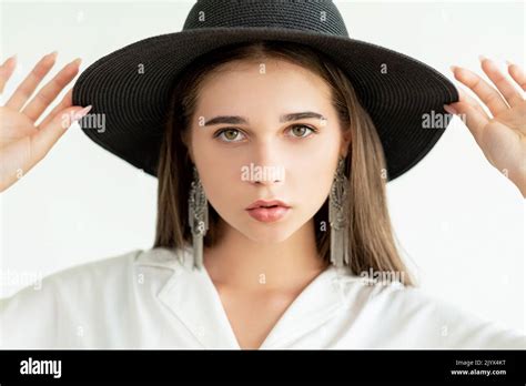 trend headwear fashion model posing elegant woman Stock Photo - Alamy