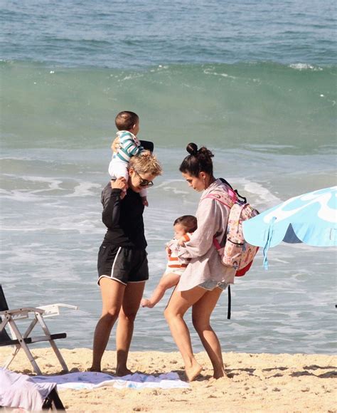 Nanda Costa e Lan Lanh vão com as filhas gêmeas à praia no Rio; fotos
