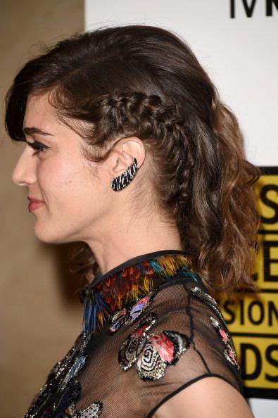 Lizzy Caplan in Valentino - 2014 Critic's Choice Television Awards ...