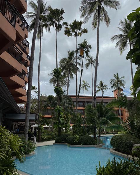 Samantha Hana, B.Soc.Sc. | Still in a Courtyard state of mind ⛲️🐚🌴 1. A