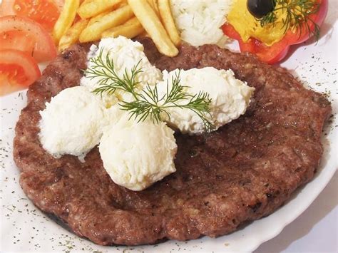 pleskavica so kajmak, pleskavica recept, pleskavica na kajmak, burger ...