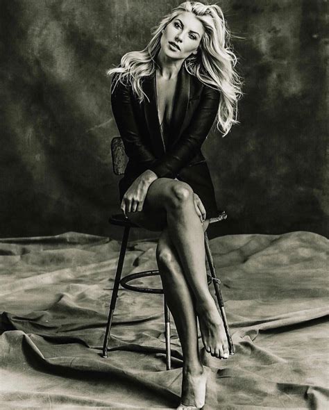 Melanie Collins NFL on CBS sideline reporter | Scrolller