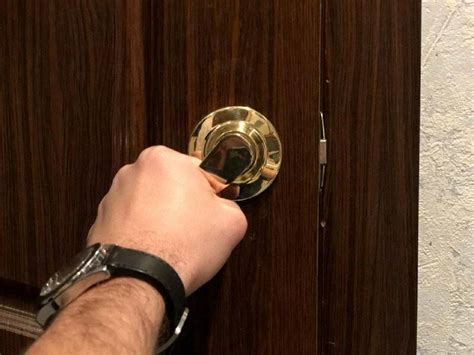 Как подтянуть дверную ручку межкомнатной двери?