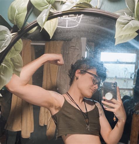 I actually have some arm definition when I flex now 🥹🖤 : r/FTMfemininity