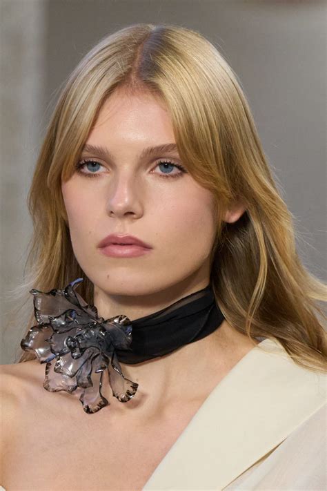 Tagli capelli con frangia: le nuove idee per il 2025 in foto