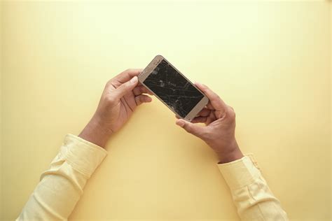 Чому не можна користуватися телефоном із розбитим екраном: помилки, які ...