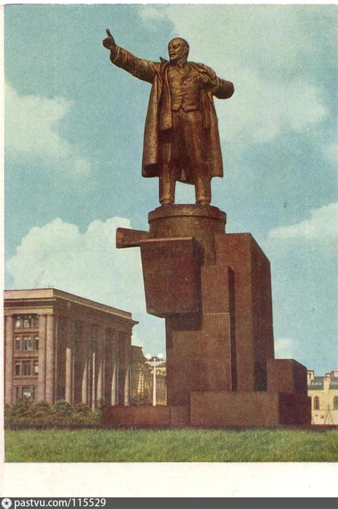 Памятник В. И. Ленину у Финляндского вокзала