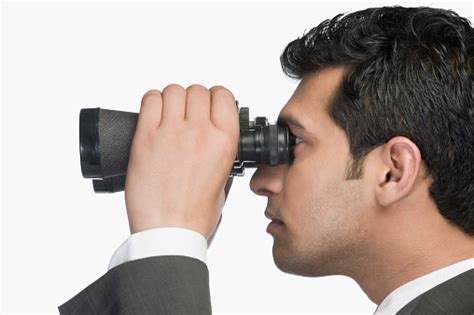 pengusaha melihat melalui teropong foto stok  gambar