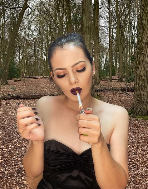 Have a good eveninggg🥰 : r/smokingwomen