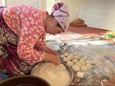 Таджикская семья в Узбекистане пригласила на плов. Показываю, как они ...