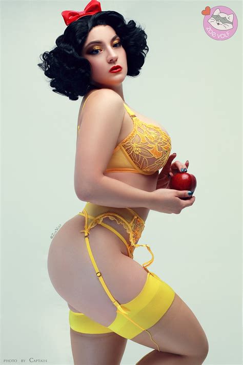 Snow White by ZoeVolf : r/cosplaybutts