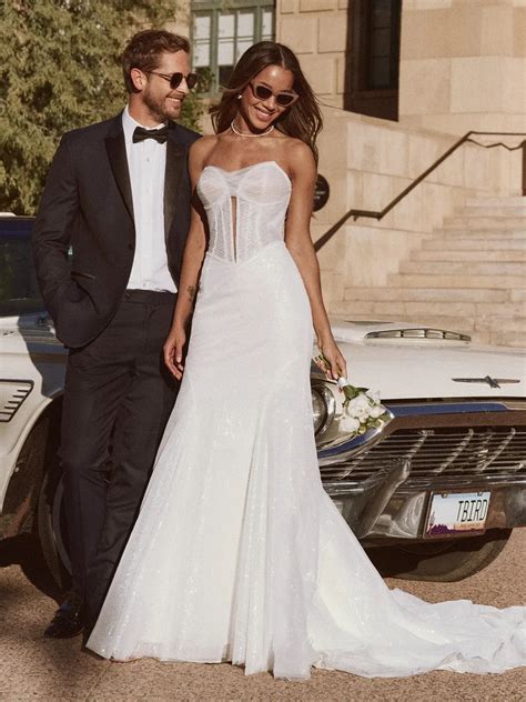 Top Trending Basque and Corset Wedding Gowns for 2024