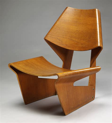 V&APlywood: Material of the Modern World