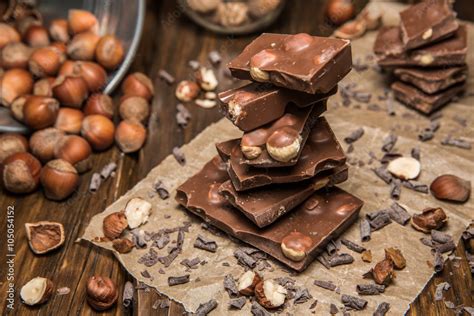 Плитки шоколада на бумаге с шоколадной крошкой Stock-Foto | Adobe Stock