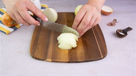 Cipolla croccante: la ricetta per guarnire hamburger, sushi e poke