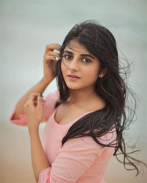 குட்ட கவுன்ல கண்ணுக்கு குளுகுளுன்னு இருக்கு!.. ரசிகர்களை ஜில்லாக்கிய ...