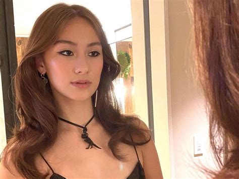 'The Summer I Turned Pretty' Star Lola Tung Wore a Perfect Cat Eye and ...