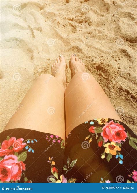 Gebräunte Beine Im Sommer Sonnen Füße Im Sand Auf Dem Strand Stockbild