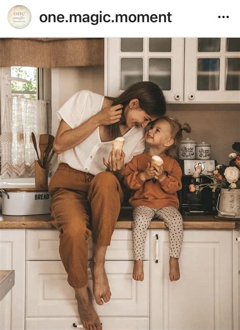Mommy And Me Photo Shoot, Family Photo Pose, Family Posing, Retro ...
