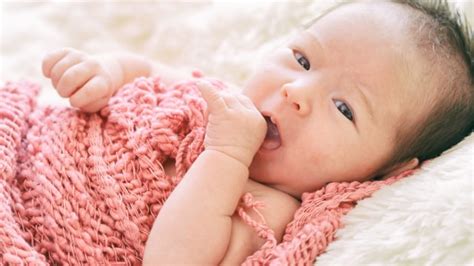 tumbuh kembang bayi usia  bulan  perlu  ketahui kumparancom