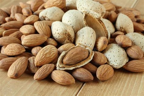 Pile D'amandes Crues Pelées Et D'amandes Crues Avec Des Coquillages Sur ...