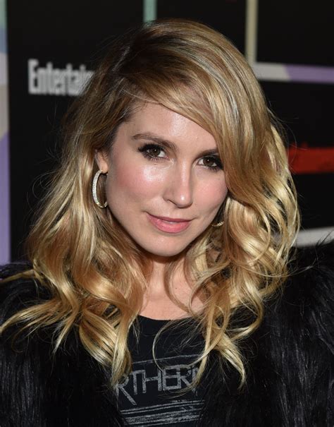 Sarah Carter – HawtCelebs
