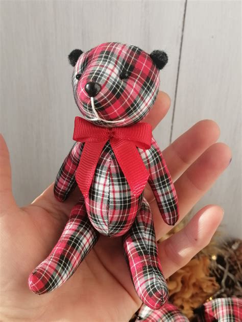 Малко мече в кариран десен - Handmasters.bg