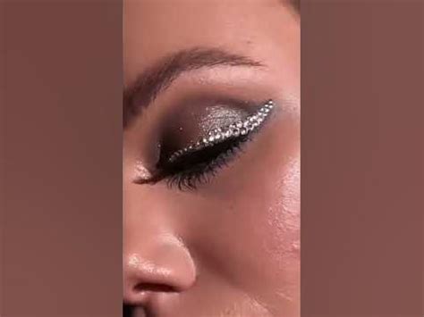 Стрелки из страз #макияж #стрелки #новыйгод #shortsbeauty #makeup # ...