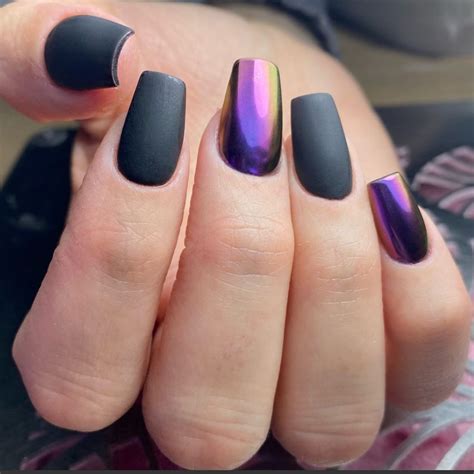 Unghie nere eleganti, tornano di moda le nail art più belle di sempre