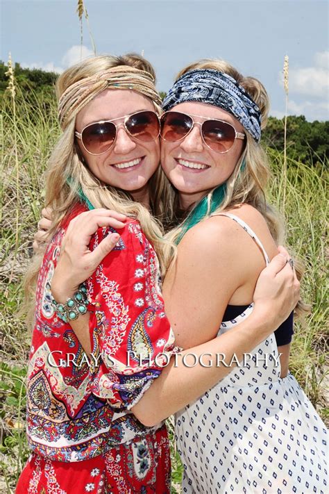 Best friend picture pose, beach, twin sisters | Friend pictures poses