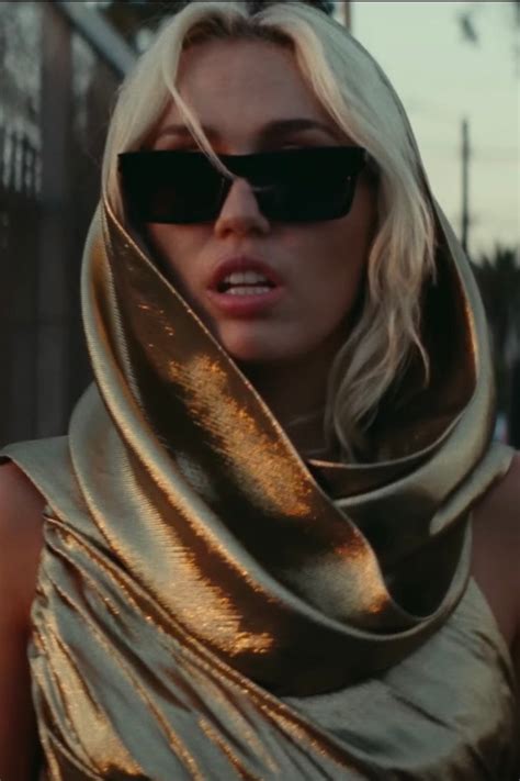 Miley Cyrus da una lección sobre cómo hablar de rupturas con ‘Flowers ...
