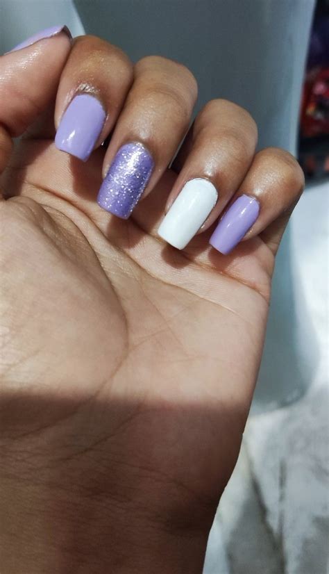 Unhas Lilas Com Branco - Unha lilás e branco | Ideia de unhas roxas curtas, Ideias de unhas ...