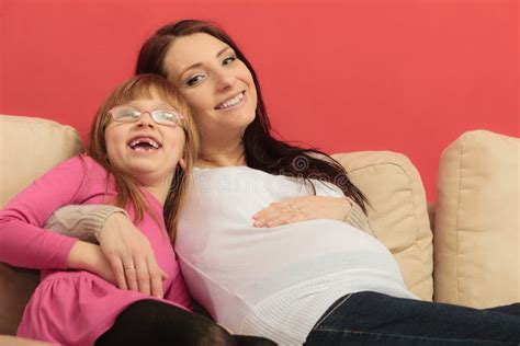 Mujer Embarazada Con Su Hija Imagen de archivo - Imagen de maternidad ...
