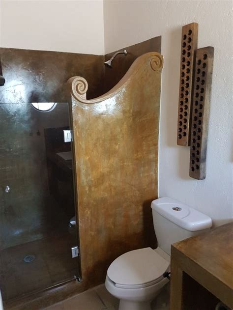 Baño con regadera de cemento pulido