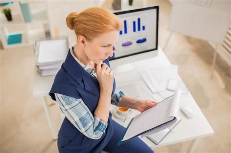 gerente financeiro focado  trabalho foto gratis