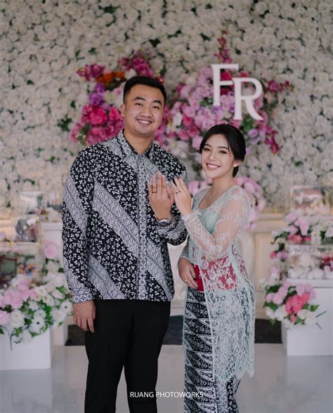 Tak Pernah Umbar Kemesraan - Tahu-Tahu Tunangan, Ini Sosok Pria yang