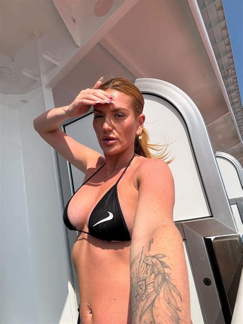 Anniee Charlotte (@annieecharlotte) • Instagram photos and videos