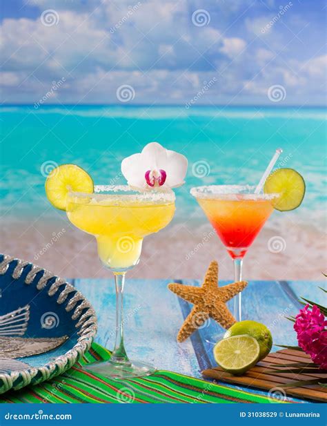 Cócteles Margarita Y Sexo En La Playa En CaribbeanCockta Azul Imagen de