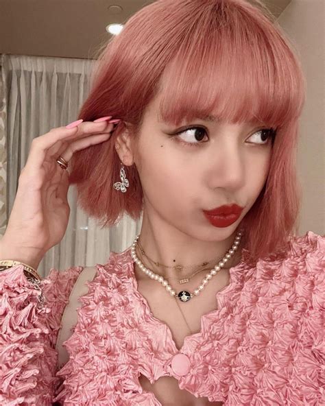 10 Inspirasi Model Rambut Berponi ala Lisa BLACKPINK, Cute!