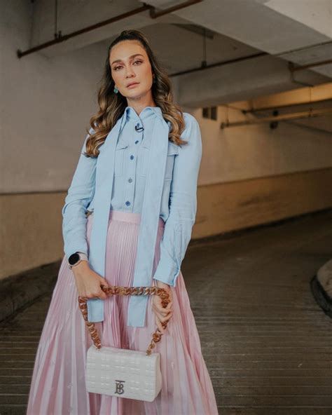 7 Kemeja ala Luna Maya, Padu Padannya Kasual hingga Feminin