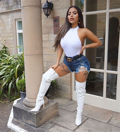 Épinglé sur Chloe Saxon Glamour