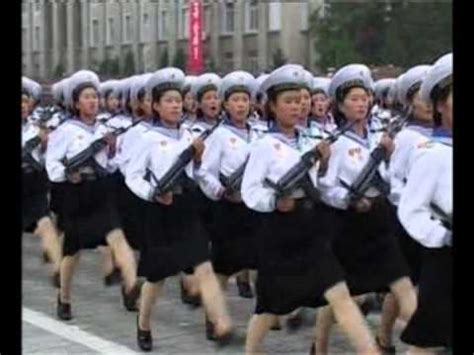 Маршируют северокорейские девушки - YouTube