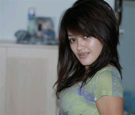 Cewek Mulus Cantik Pamer Belahan Dada - Dunia Tante dan ABG